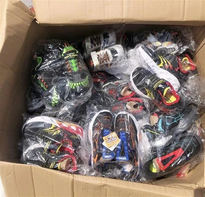 被检查的鞋类产品。（图片来源：越通社）
