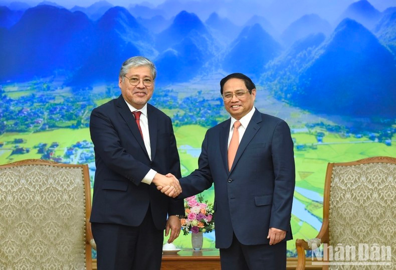 越南政府总理范明正会见菲律宾外交部长恩里克·马纳洛。