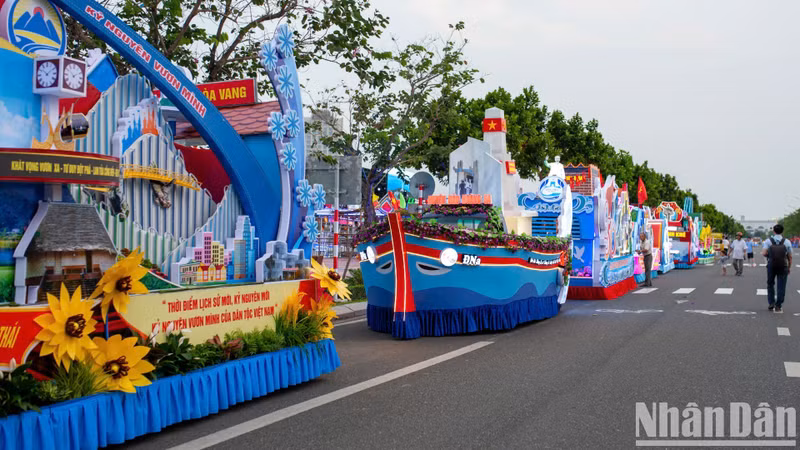 11辆参赛花车经过精心装饰,展现独特创意与工艺之美。 11辆参赛花车经过精心装饰,展现独特创意与工艺之美。