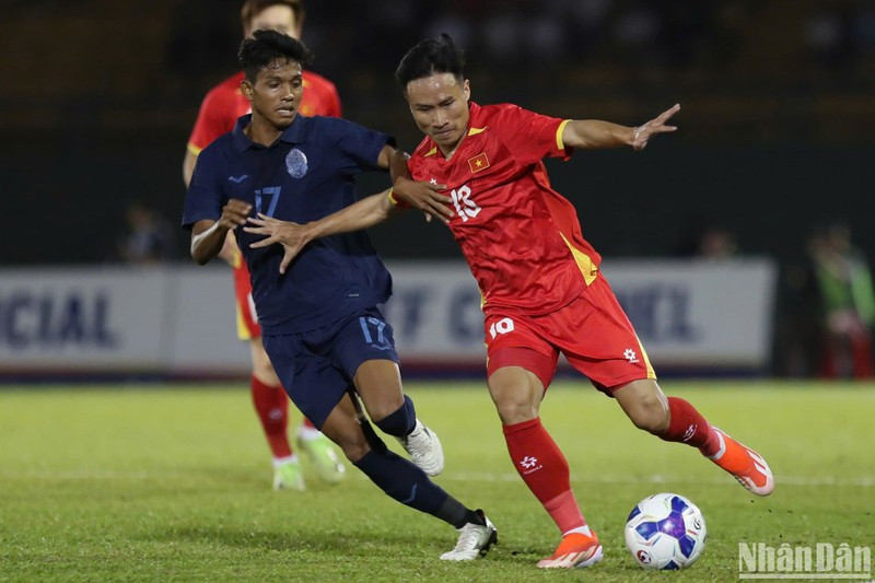 越南国足以2-1战胜柬埔寨 为迎战老挝奠定良好开局。（山松 摄）