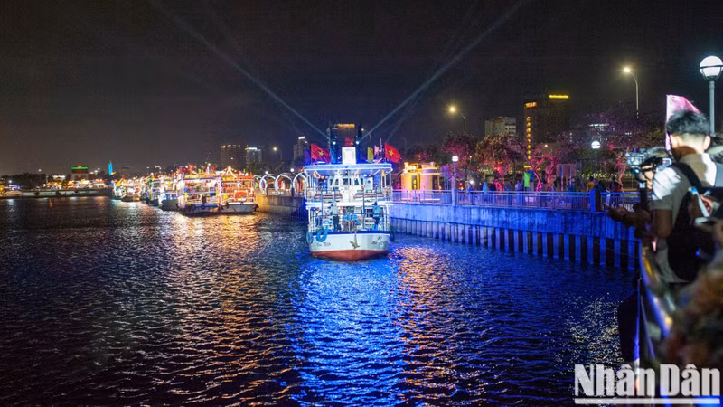 花船竞相争艳,在诗意盎然的韩江上争奇斗艳。 花船竞相争艳,在诗意盎然的韩江上争奇斗艳。