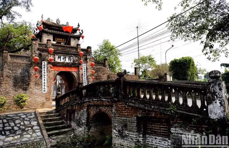从远处望去，约礼村前门雄伟壮观，宛如一位默默见证历史变迁的守望者。
