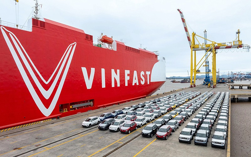 VinFast 电动汽车在越南海防市Mipec-MPC港启航驶向印度尼西亚雅加达。（心武 摄）