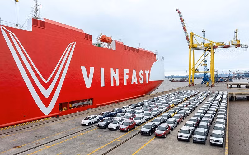 VinFast 电动汽车在越南海防市Mipec-MPC港启航驶向印度尼西亚雅加达。（心武 摄）