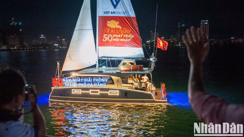 花船竞相争艳,在诗意盎然的韩江上争奇斗艳。 花船竞相争艳,在诗意盎然的韩江上争奇斗艳。