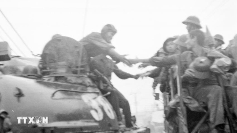 1975年3月29日，解放军步兵和坦克力量同时从多方向进攻并解放岘港。（图片来源：越通社）