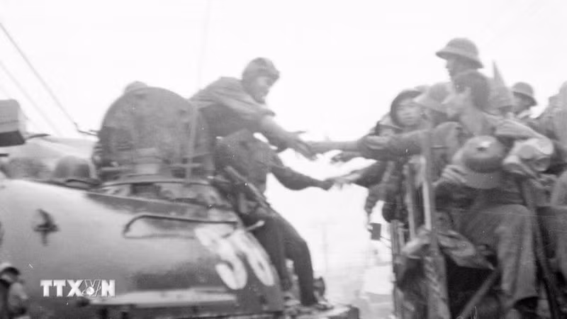 1975年3月29日，解放军步兵和坦克力量同时从多方向进攻并解放岘港。（图片来源：越通社）