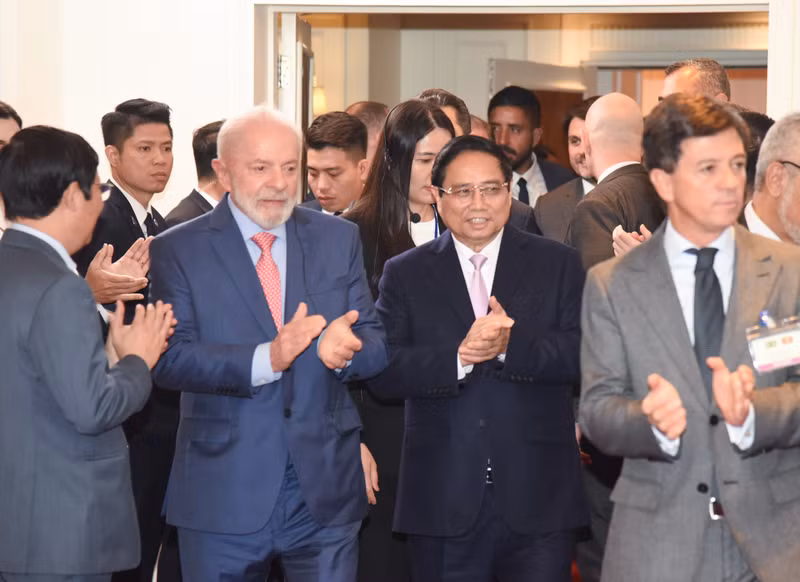 越南政府总理范明正与巴西总统卢拉出席越巴经济论坛。