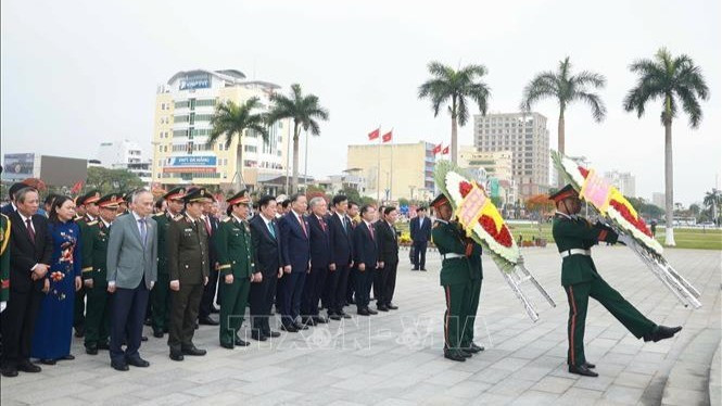 苏林总书记在岘港市烈士纪念碑敬香缅怀英烈。（图片来源：越通社）