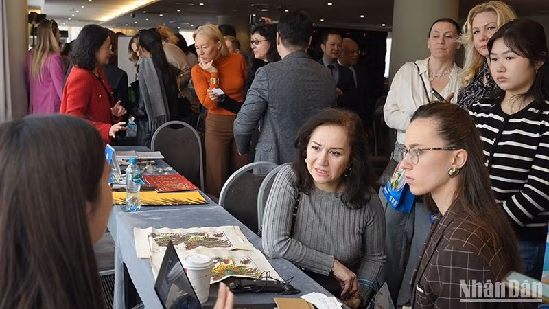 俄罗斯旅游企业代表在会上了解庆和省的旅游潜力。 俄罗斯旅游企业代表在会上了解庆和省的旅游潜力。