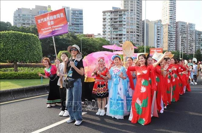 越南参加2025年中国澳门国际幻彩大巡游活动。（图片来源：越通社）