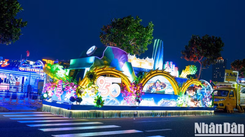 花车灯光系统设计精妙、布置考究,营造出璀璨夺目、流光溢彩的视觉盛宴。 花车灯光系统设计精妙、布置考究,营造出璀璨夺目、流光溢彩的视觉盛宴。