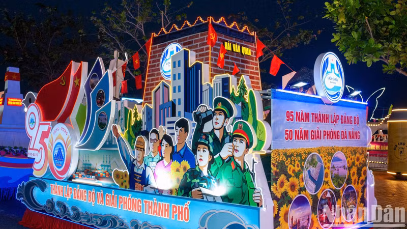 花车灯光系统设计精妙、布置考究,营造出璀璨夺目、流光溢彩的视觉盛宴。 花车灯光系统设计精妙、布置考究,营造出璀璨夺目、流光溢彩的视觉盛宴。