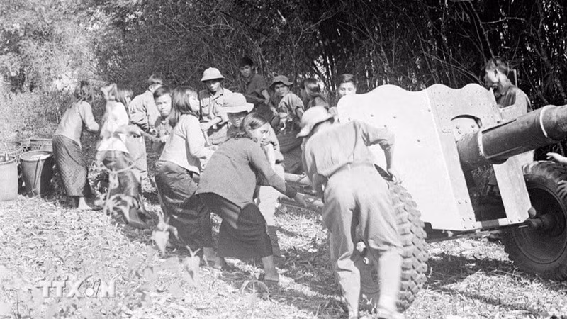 西原人民与部队共同拖运火炮，攻占波来古各制高点，发起西原战役，揭开1975年春季战略总进攻的序幕。（图片来源：越通社）