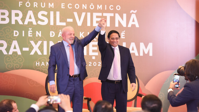 越南政府总理范明正与巴西总统卢拉出席越巴经济论坛。（陈海 摄）