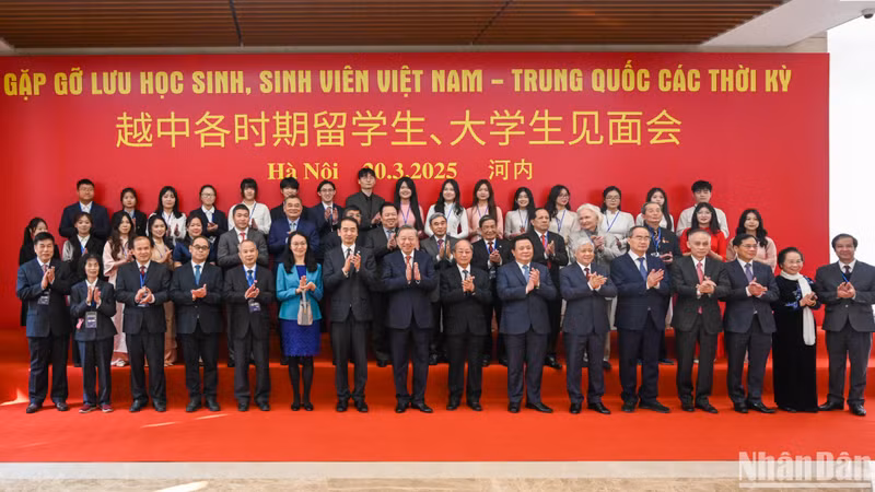 越共中央总书记苏林同越中各时期留学生、大学生合影留念。