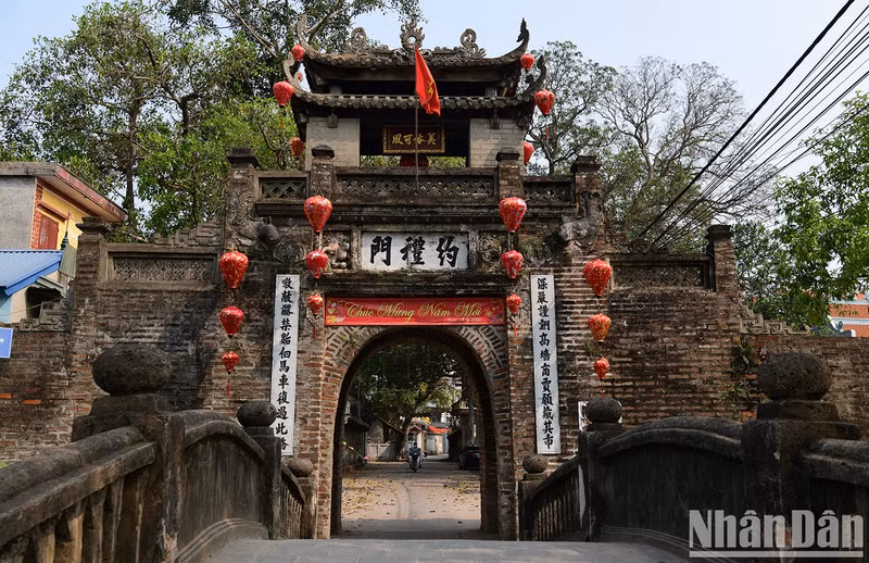 河内市青威县新约社约礼村前门建筑风貌。