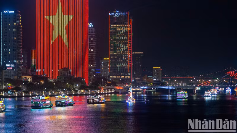 花船竞相争艳，在诗意盎然的韩江上争奇斗艳。