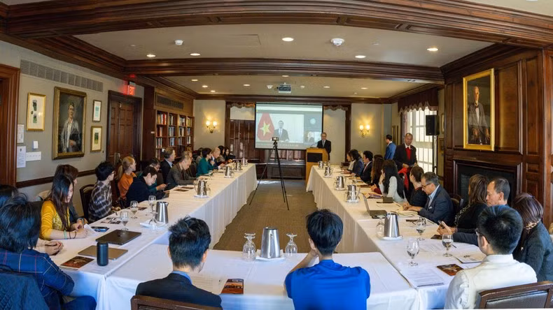 邓黄江大使在论坛上致辞。