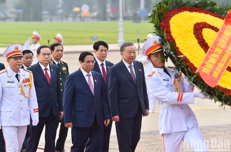 党、国家领导和国会代表入陵瞻仰胡志明主席遗容。阮水源 摄