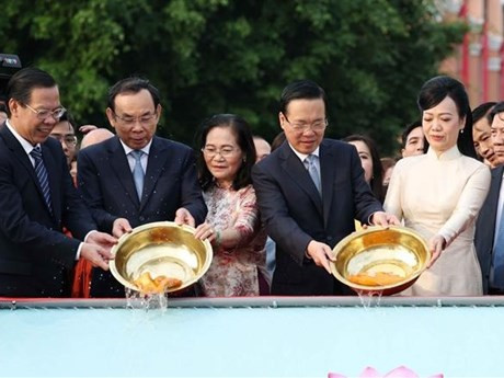 武文赏和夫人与各位领导和侨胞代表参加鲤鱼放生仪式。图片来源：越通社