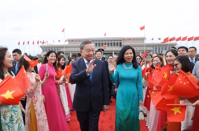 8月20日中午，越南共产党中央总书记、国家主席苏林偕夫人离开北京，圆满结束对中国国事访问。送行仪式在北京国际机场举行。