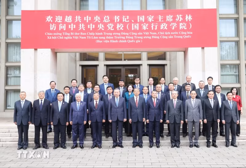 苏林总书记、国家主席一行与中共中央党校校委会、教授、教师和学员合影。