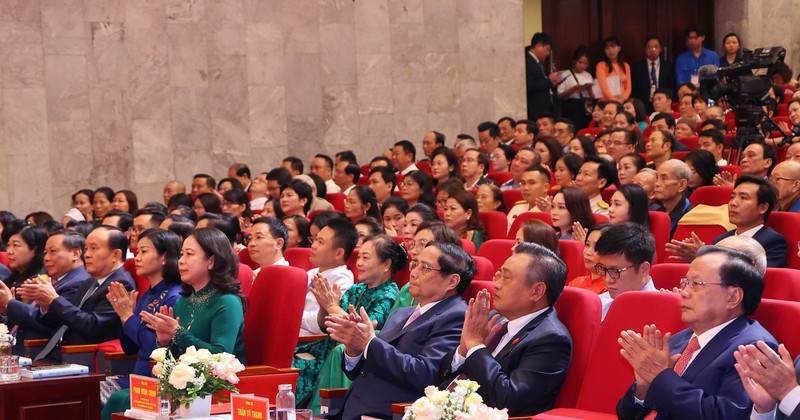越南政府总理、中央奖励竞赛委员会主席范明正，越南国家副主席武氏映春出席。