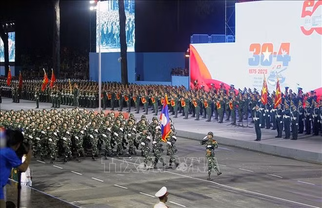 老挝人民武装力量方阵参加合练彩排。（图片来源：越通社）