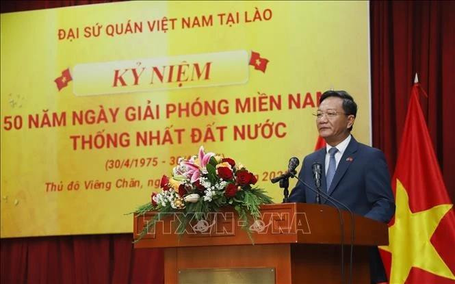 越南驻老挝大使阮明心在仪式上致辞。（图片来源：越通社）