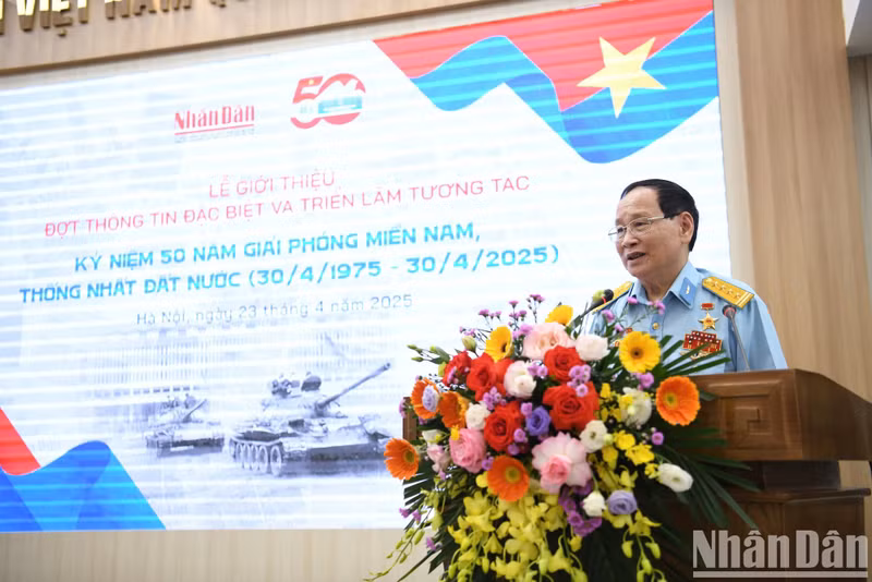 越南人民军大校、人民武装力量英雄阮文陆在活动上致辞。