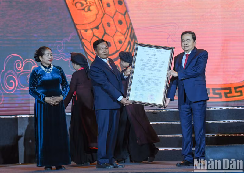 国会主席陈青敏向北宁省颁发“皇帝之宝” 金印国家宝物决定书。