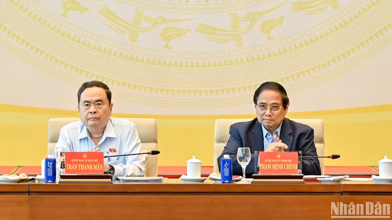 越南政府党委书记、政府总理范明正与越南国会党委书记、国会主席陈青敏共同主持会议。