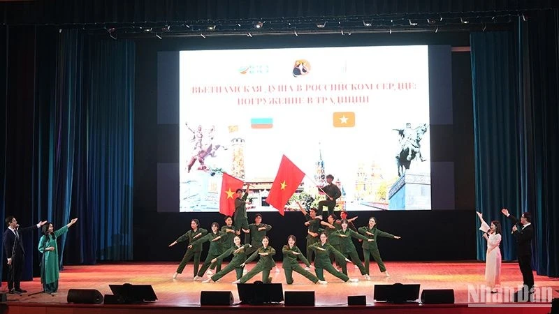 《我们的军队——英雄的军队》节目由越南留学生表演。
