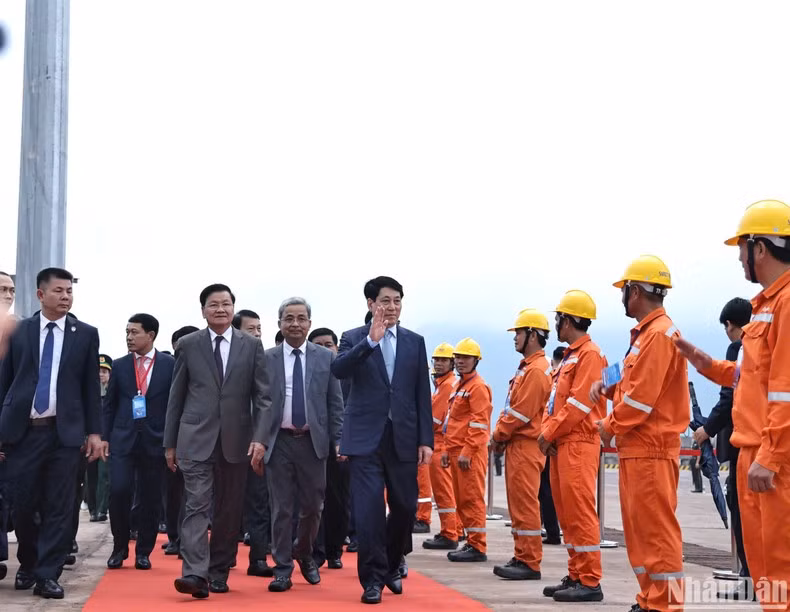 越南国家主席梁强和老挝人民革命党中央委员会总书记、老挝国家主席通伦·西苏里出席仪式。