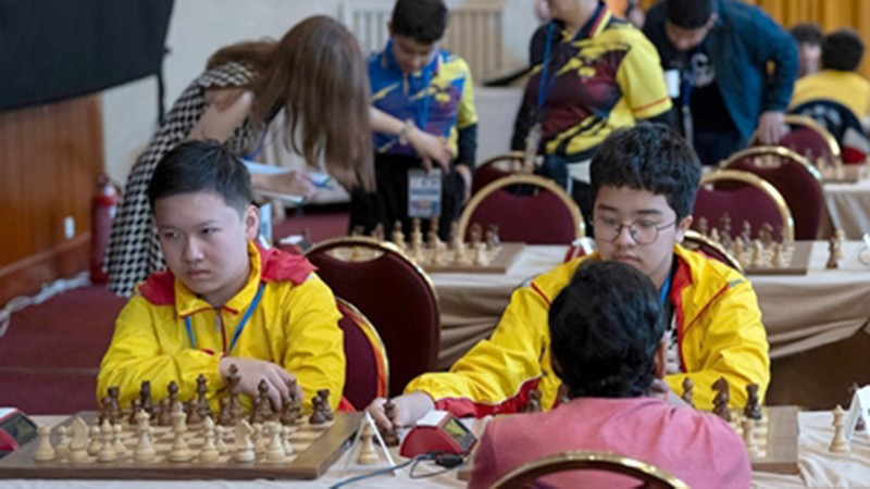 越南棋手阮南杰〈左〉在2025年世界青少年国际象棋快棋和超快棋锦标赛中表现十分出色。