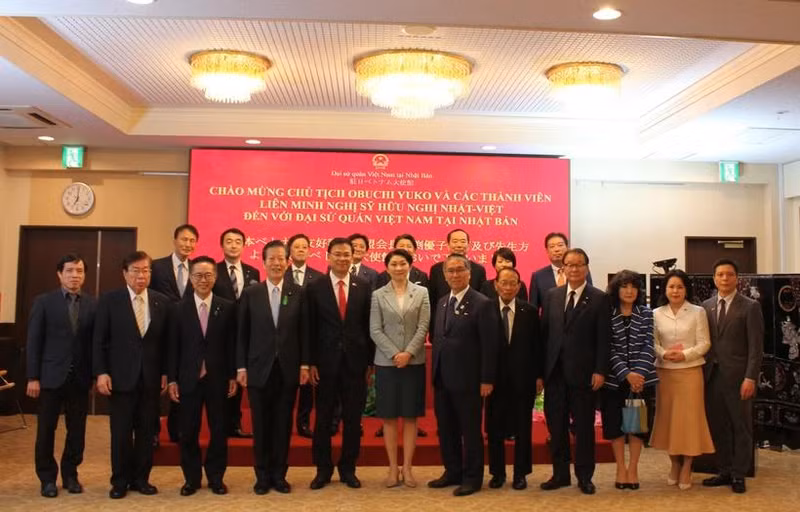 越南驻日本大使馆工作人员与日越友好议员联盟代表团成员合影。（图片来源：越通社）