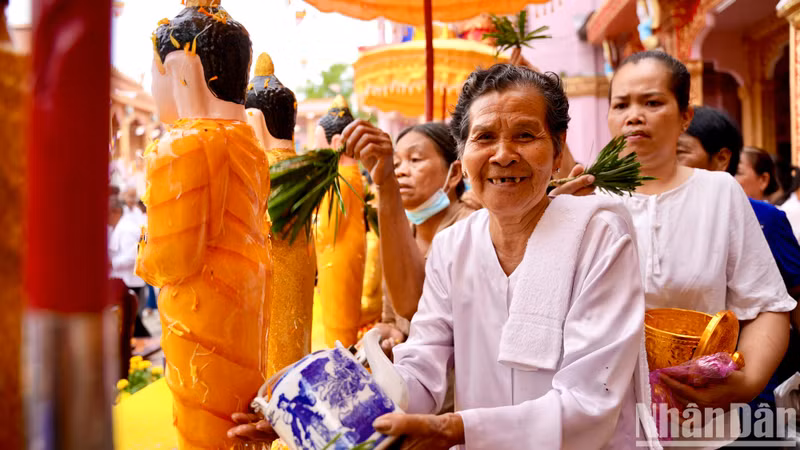 每年，无论多忙或身在异地，高棉族同胞都不曾错过这一年中最重要的浴佛仪式。
