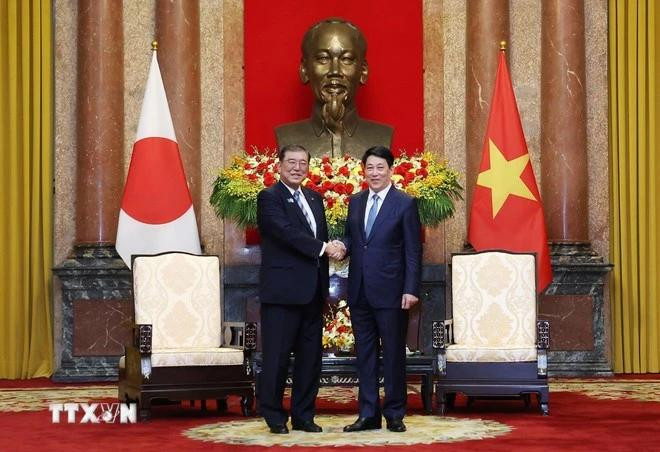 越南国家主席梁强会见日本首相石破茂。（图片来源：越通社）