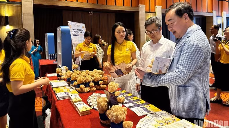 医疗旅游产品的展位吸引众多企业前来参观了解。