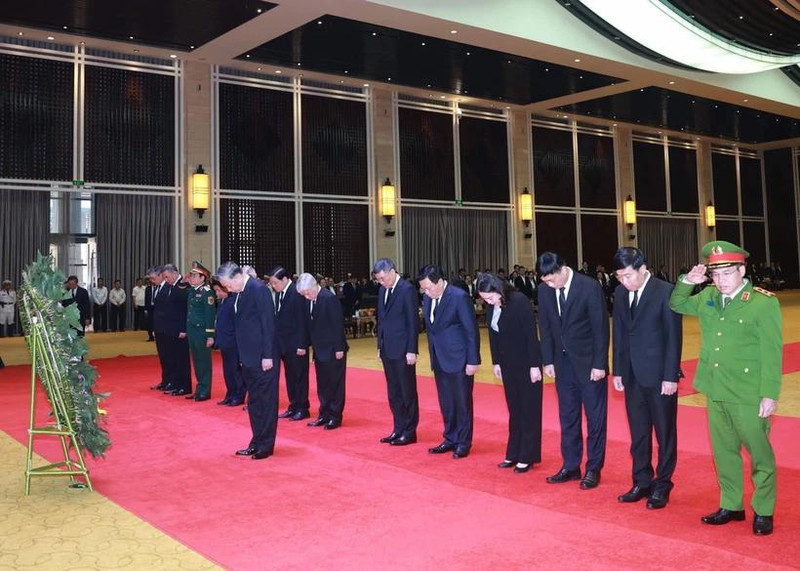 苏林总书记和越南党、国家高级代表团吊唁坎代·西潘敦同志逝世。（图片来源：越通社）