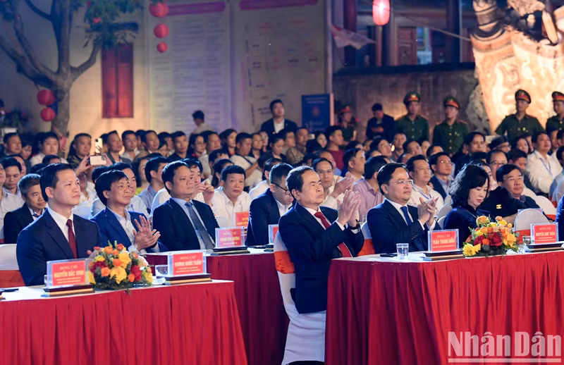 国会主席陈青敏与各位嘉宾一同出席典礼。