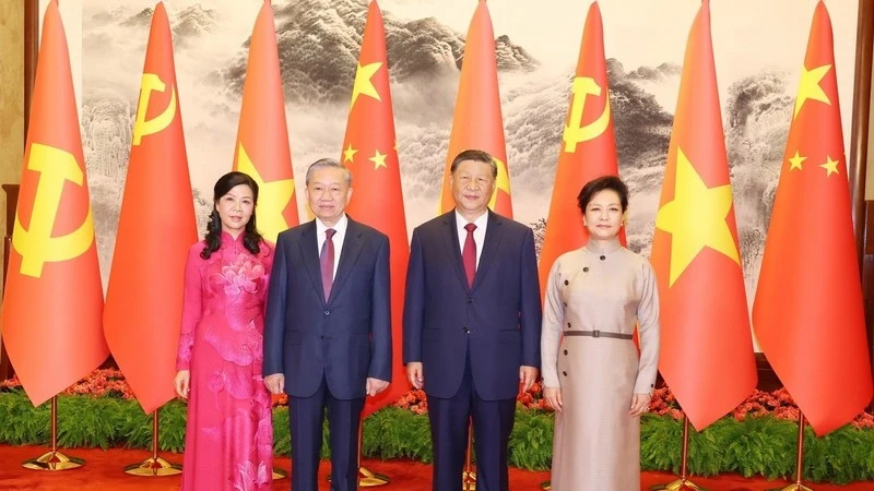 值此苏林总书记、国家主席偕夫人对中国进行国事访问之际，中共中央总书记、中国国家主席习近平和夫人同越共中央总书记、国家主席苏林和夫人于2024年8月19日合影留念。（图片来源：越通社）