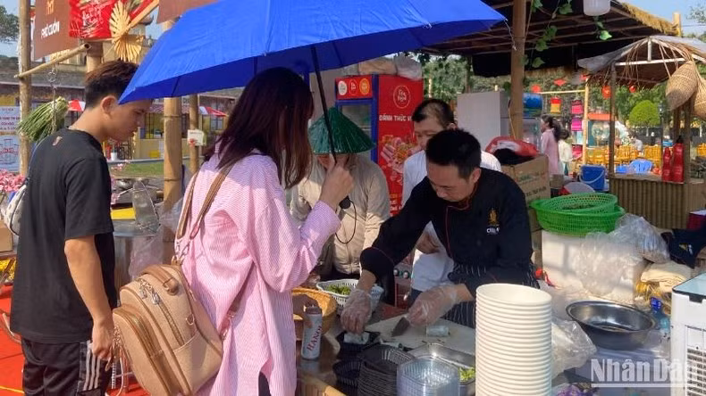 2025年越南河粉节上的河粉卷展位。（辉黎 摄）