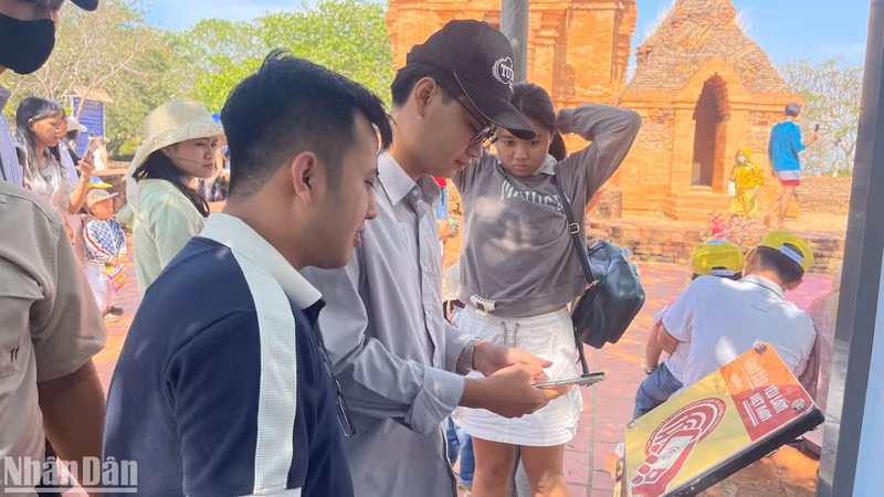 “深爱越南”项目安装的NFC无线感应芯片，也成为不少游客驻足了解的新亮点。