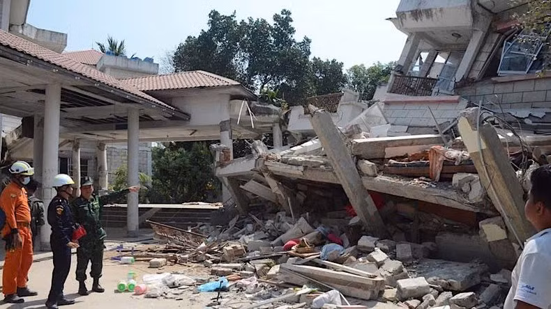 越南军队救援队在现场勘察。(图片来源:《人民军队报》— 缅甸现场报道) 越南军队救援队在现场勘察。(图片来源:《人民军队报》— 缅甸现场报道)