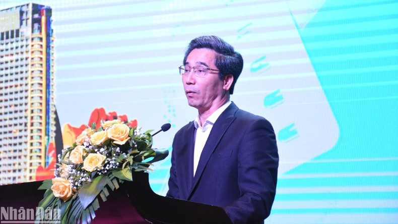 岘港市人民委员会副主席陈志强在研讨会上发表讲话。