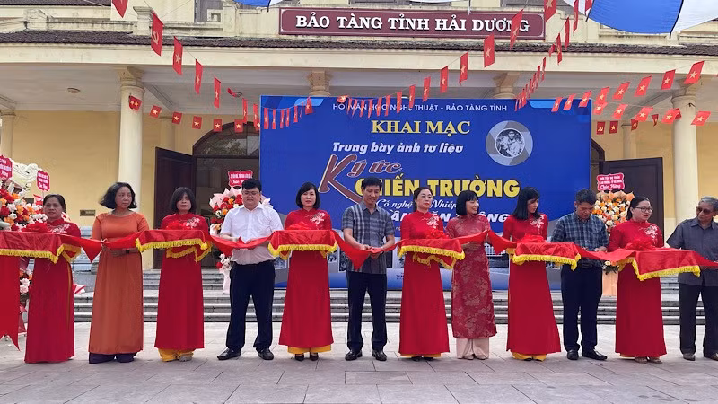 各位代表为展览开幕式剪彩。