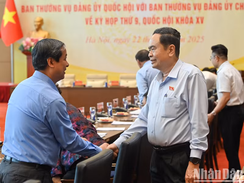 越南国会党委书记、国会主席陈青敏与与会代表亲切握手。