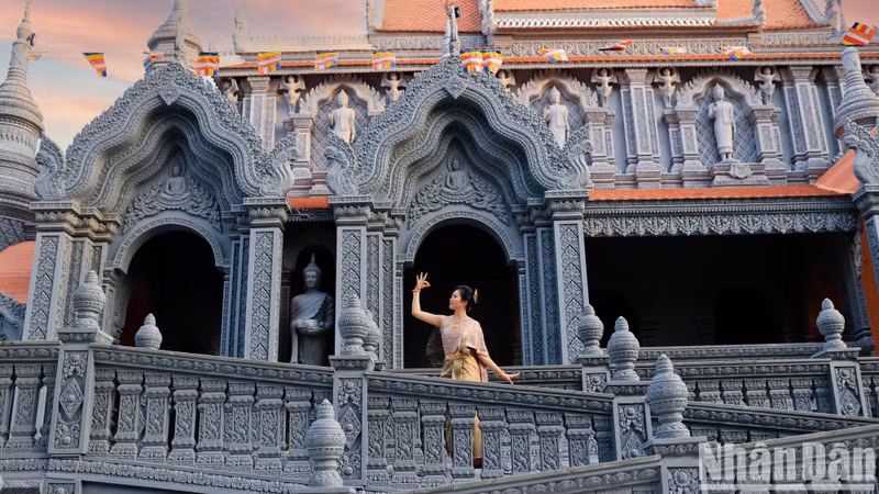 许多年轻人趁高棉族传统新年之际在本雷特媚寺打卡留念。